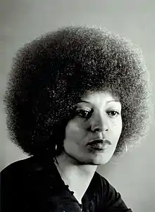Photo d'une femme afro-américaine aux cheveux crépus.
