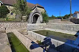 La fontaine-lavoir.