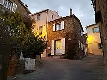 Angle de la rue Centrale et de la rue de la Calade à Gassin