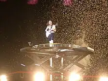 Homme caucasien jouant de la guitare.