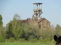 Le chevalement et le bâtiment d'extraction.