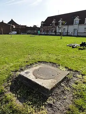 Le puits Saint-Waast au premier plan, et en arrière-plan, le puits Sainte-Barbe.