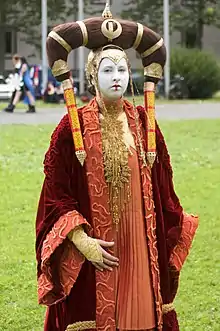Cosplay de Padme Amidala avec la coiffure ayant inspiré le nom Xenokeryx amidalae.