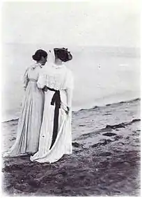 Photographie d'Anna Ancher et Marie Krøyer sur la plage, par Peder Severin Krøyer en 1892.