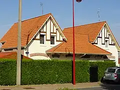 Habitations groupées par deux.