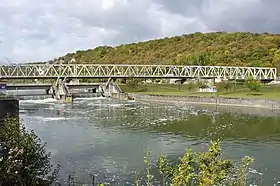 Juste avant le pont de chemin de fer, l'île de Moniat (à droite)