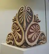 Antéfixe d'angle. Céramique peinte, v. 430 av. J.-C. Musée Archéologique d'Olympie