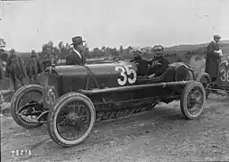 Photo d'un homme au volant d'une voiture attendant le signal du départ.
