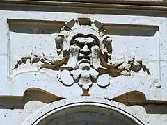 Mascaron de sa façade.
