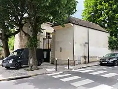 Entrée de la propriété, au no 1.