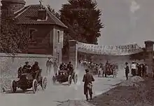Antony futur vainqueur en tête devant A. Levegh, au départ du Paris-Trouville 1899.