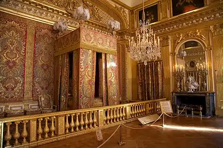 Comme le rituel l'impose, Louis XIV meurt dans la chambre du roi de Versailles.