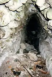  vue de l'intérieur du conduit d'un aqueduc gallo-romain