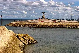 Monument aux marins péris en mer, œuvre de Claude Bouscau érigée en 1968 au bout du môle.