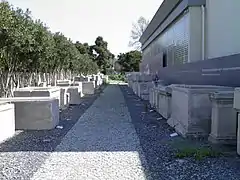 Présentation d'autels et tombeaux.