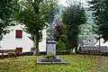 Monument avec une croix en fer (au Trech).