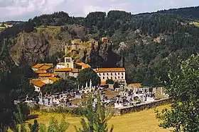 Le village encaissé au fond de la vallée de la Loire