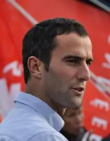 Gros plan, de trois quarts.