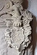 Stèle funéraire ornée d'un bouc aux pattes avant levées.