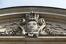 Armoiries du Royaume de France au-dessus du cadran solaire.