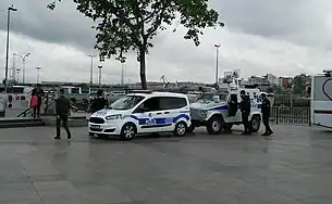 Ford Tourneo Courrier avec un Otokar Akrep.