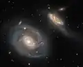 NGC 7469 et IC 5283 (en haut à droite) par le télescope spatial Hubble.