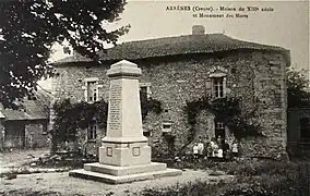 Le monument aux morts devant une maison du XIIIe siècle.