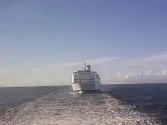 Bateau arrivant au terminal.