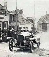 Photo d'une voiture en course.