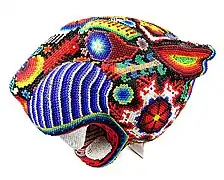 Tête de jaguar en perles.