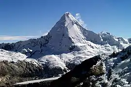 Sommet de forme pyramidale couvert de neige et de glaciers.
