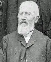 Portrait noir et blanc 3/4 d'un homme âgé portant un longue barbe