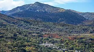 Vue lointaine, au fond le pic du Ginesta 1974 m