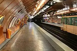 Quai direction Mairie des Lilas