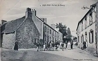 Arzano : le bas du bourg vers 1913 (carte postale Honoré).