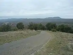 En arrière un passage difficile dans l’ascension d’une butte dégagée. Vue à l’extrême-gauche sur Le Puech.