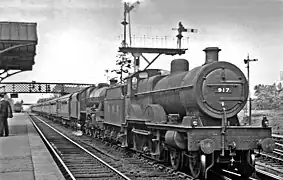 Une 4P en renfort d'une LMS class Jubilee remorquant un long train de passagers à Ashchurch for Tewkesbury (1947).