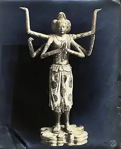 Un Asura, Ashura en japonais, à six bras et trois têtes, protecteur du Dharma et du Bouddha.  Statue creuse colorée: laque, tissu, bois. H: 1,49 m. Datation: 734. Salle dorée, aile Ouest.