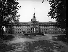 Photo de l'asile, un bâtiment de trois étages très allongé.