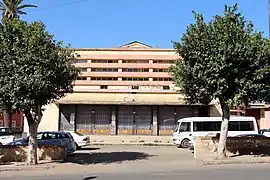 Photographie d'un ancien cinéma de style moderniste.