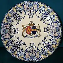 Assiette armoriée (Armoiries d'alliance) du baron Jean Joseph Paul Antoine Marie de Witte et de son épouse Adèle Cécile Marie Le Pelletier de Glatigny - Manufacture de GIEN - (Collection privée).