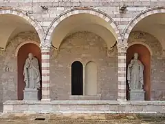 Cloître de Sixte IV (côté est), statues de Pie VII et Pie IX de Francesco Gianfredi (1855).