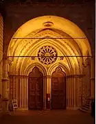 Porche renaissance (1487) et portail géminé du XIVe siècle.