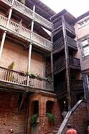 no 16 : Galeries en bois dans la cour.