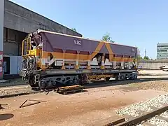 Wagon de ballastage des voies.