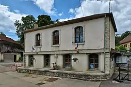 La mairie-fontaine-abreuvoir d'Athose.