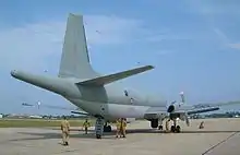 L'Atlantique 2 no 1 (M 1) sur la bAN Hyères Le Palyvestre avec son détecteur d'anomalie magnétique placé sur la queue de l'appareil (5 juillet 2001)