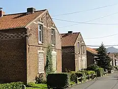 Des habitations destinées à la démolition.