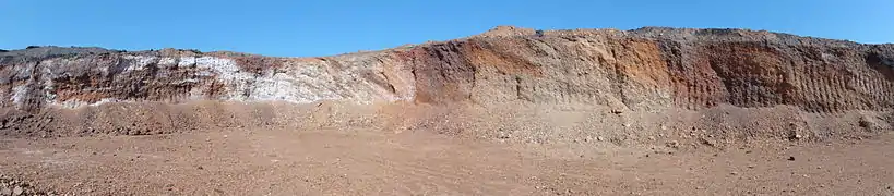 Le terril no 23, 3 d'Auchel ancien Ouest, de la fosse no 3 - 3 bis - 3 ter des mines de Marles, est exploité pour ses schistes rouges.