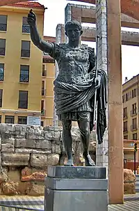 Statue d'Auguste près des restes de la muraille romaine de Saragosse.